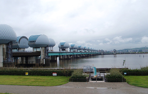 図2　河口堰。仔魚の流下を阻害する