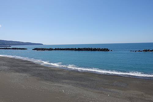 図7 海岸浸食防止のために設置された離岸堤