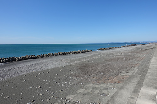 図8 離岸堤の岸側が満砂状態となると離岸堤が護岸のようになってしまい、浅い波打ち際が失われる